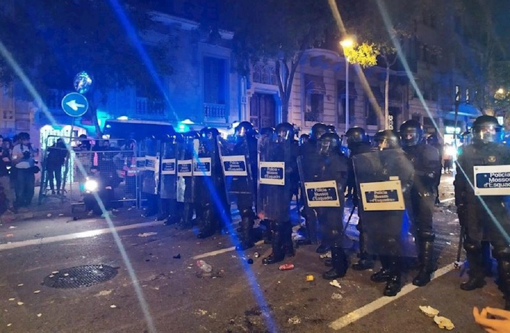 Mossos d'Esquadra al voltant de la Delegació del Govern a Barcelona després d'una càrrega