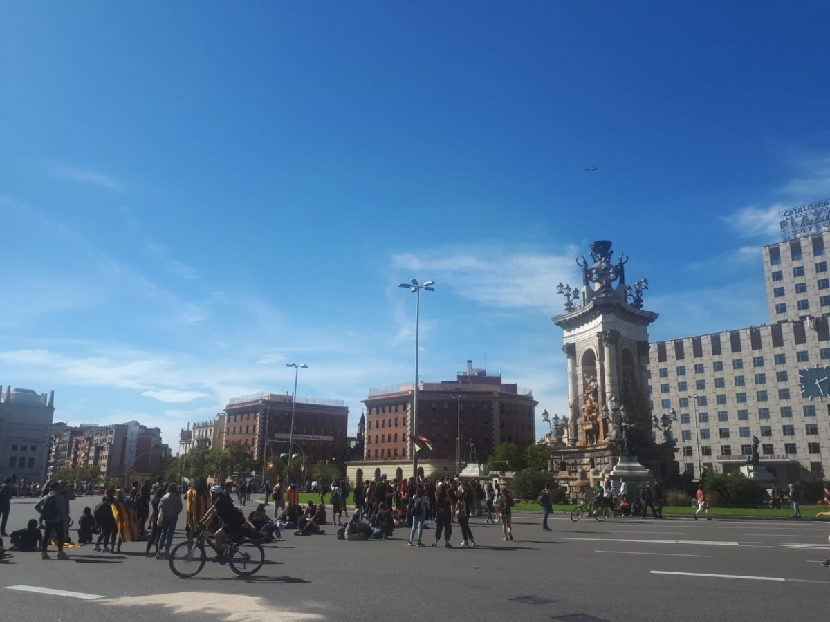 Uns 200 estudiants es concentren a plaça Espanya de Barcelona