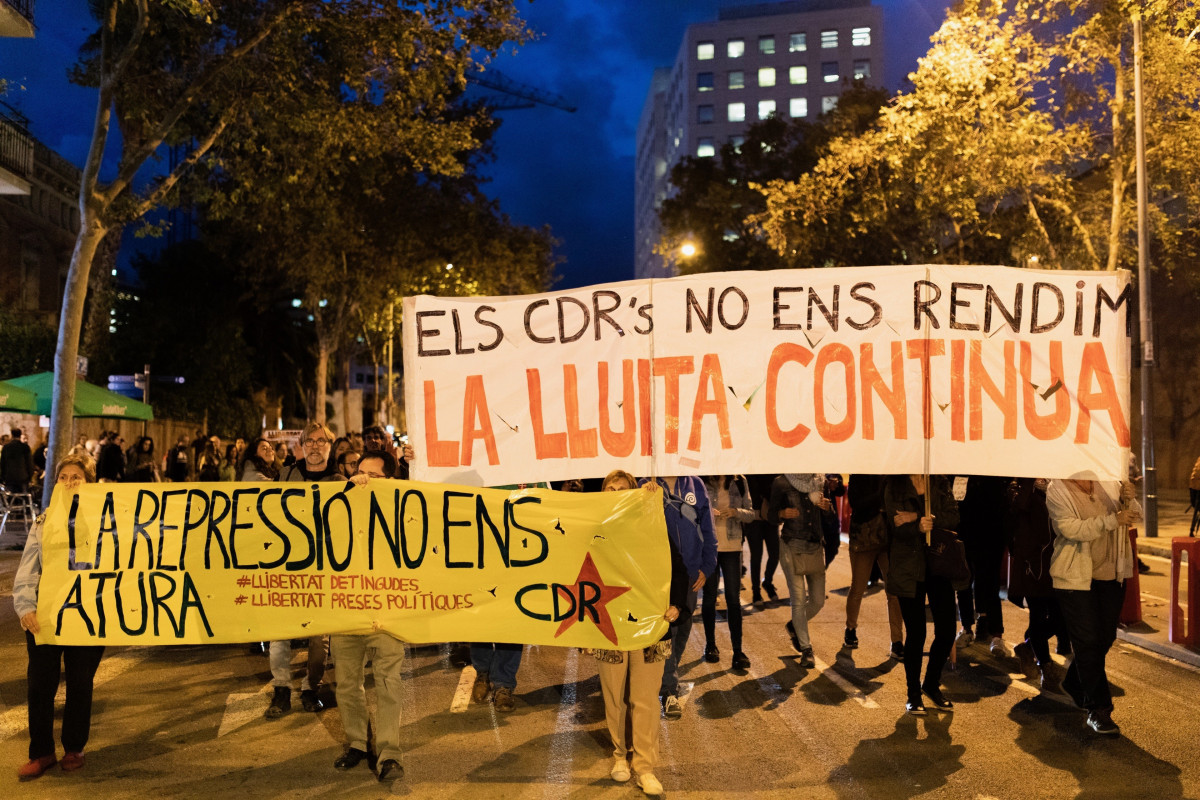 Unes 150 persones marxen en una cercavila per Les Corts