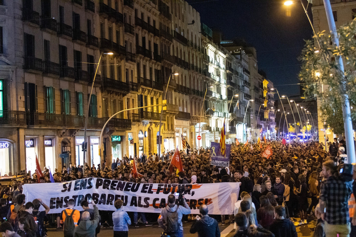 Manifestaciu00f3n independentista des de plaça Universitat 25.10