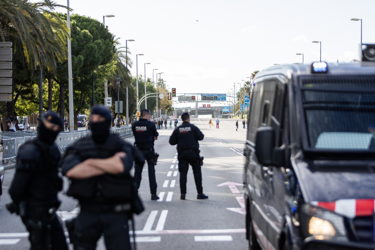 Diversos agents de Mossos d'Esquadra a prop de Palau de Congressos