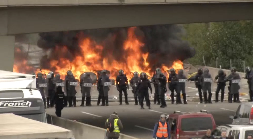 Els CDR Pantan foc a barricades a l'AP7