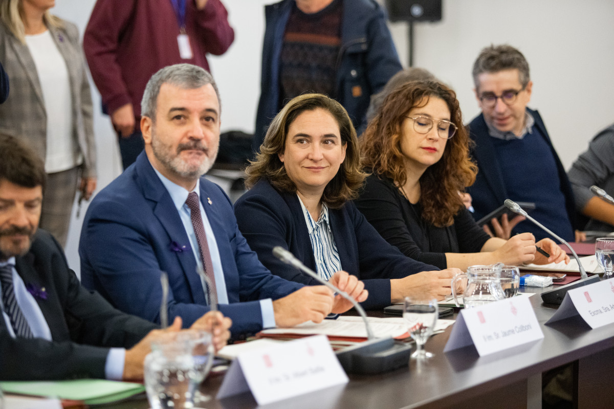 Collboni i Colau durant la Comisiu00f3n mixta entre la Generalitat i l'Ajuntament de Barcelona