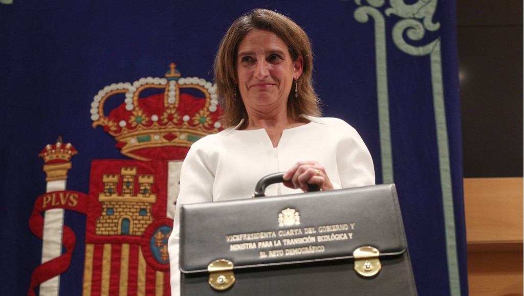 La nova vicepresidenta de Transició Ecològica i Repte Democráfico, Teresa Ribera, posa amb la cartera de el Ministeri de Transició Ecològica