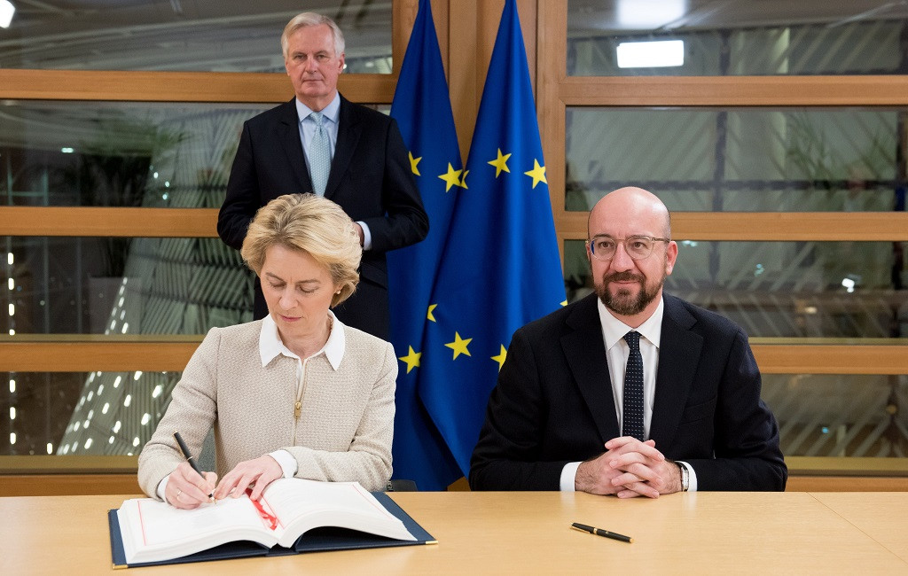 u200bLa presidenta de l'Comisiu00f3n Europea, Ursula von der Leyen i La presidenta de l'Comisiu00f3n Europea, Ursula von der Leyen signen l'Acord de l'Brexit