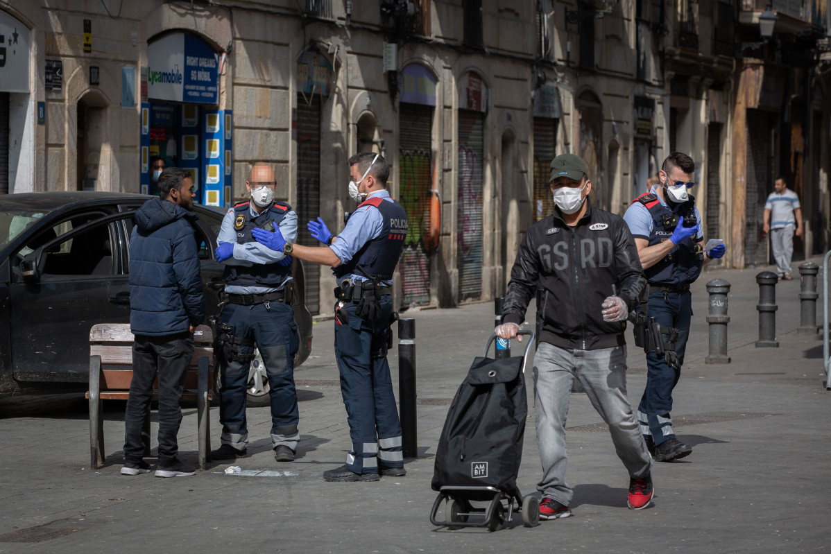 Un control dels Mossos d'Esquadra a un carrer de Barcelona durant el primer dia laborable de la segona setmana des que es va decretar l'estat d'alarma al país a conseqüència de l'coronavirus, a Barcelona / Catalunya (Espanya) a 23 de març de 2020.