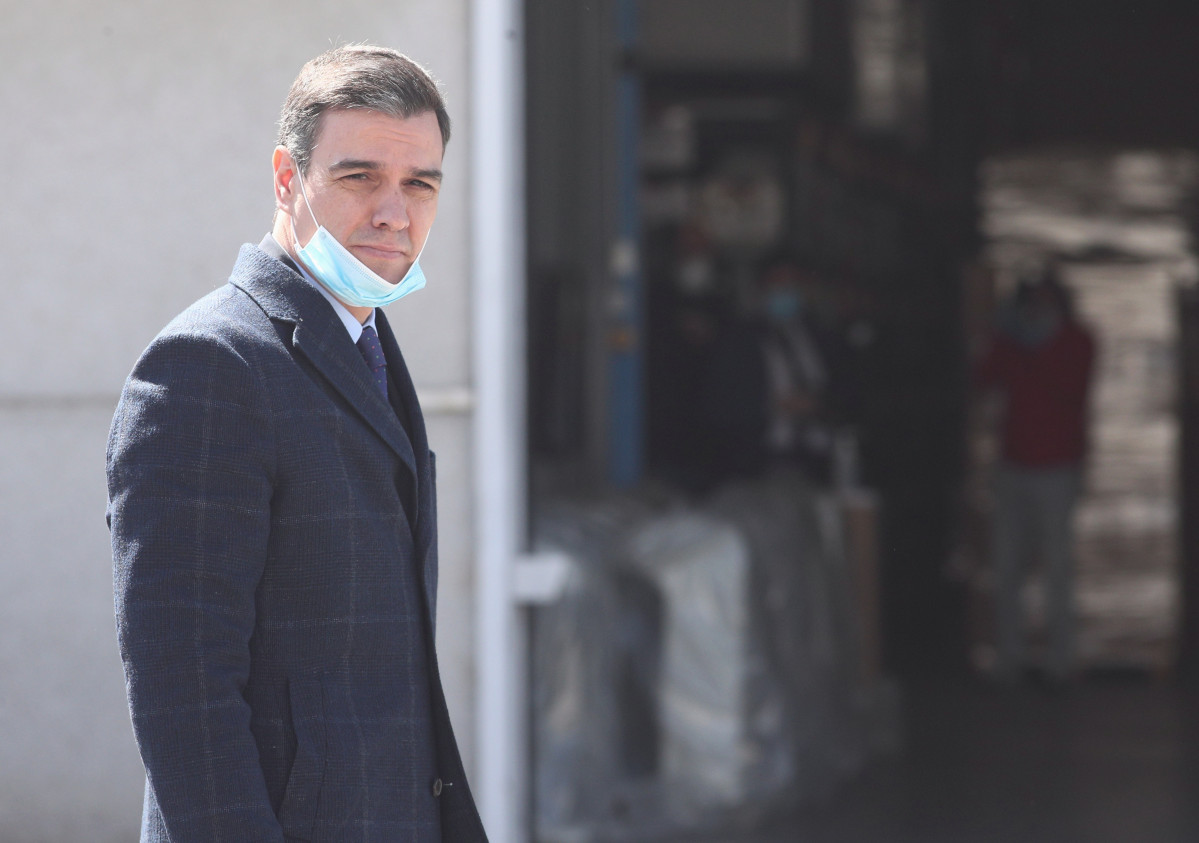 El president de govern, Pedro Sánchez, protegit amb mascareta durant la visita que ha realitzat a les instal·lacions interiors de l'empresa Hersill