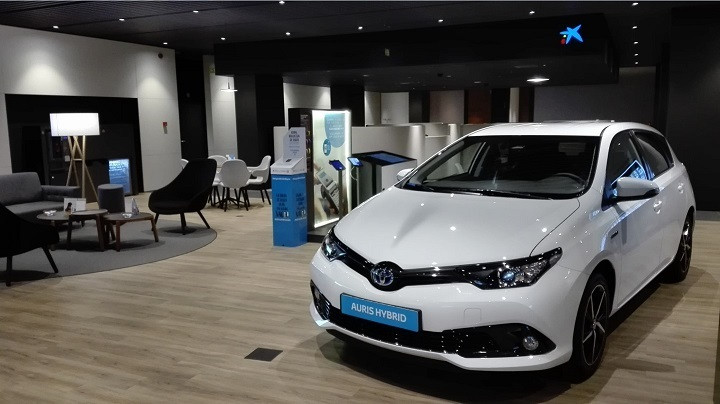 Imatge d'un Toyota Auris en una oficina Store CaixaBank en una de les múltiples campanyes de renting de l'entitat