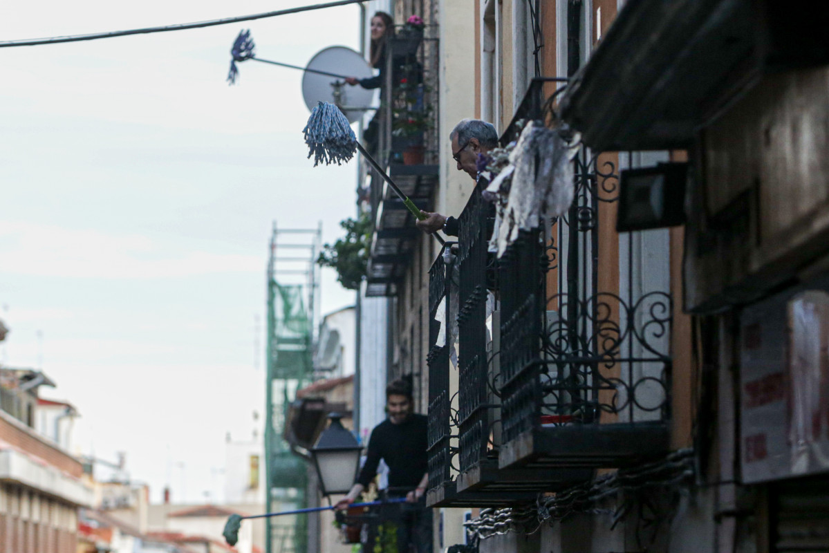 Veïns de barri madrileny de Lavapiés, realitzen la 'Fregonada de Lavapiés', un gest que consisteix a agitar pals de fregar des dels seus balcons per