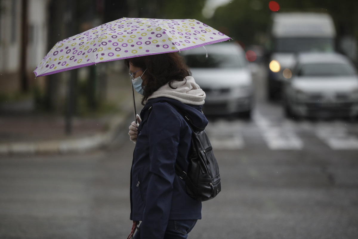 Una dona protegida amb mascareta camina pel carrer, durant el dia 38 de l'estat d'alarma al país per la crisi de l'coronavirus. A Sevilla (Andalusia, Espanya), a 21 d'abril de 2020.