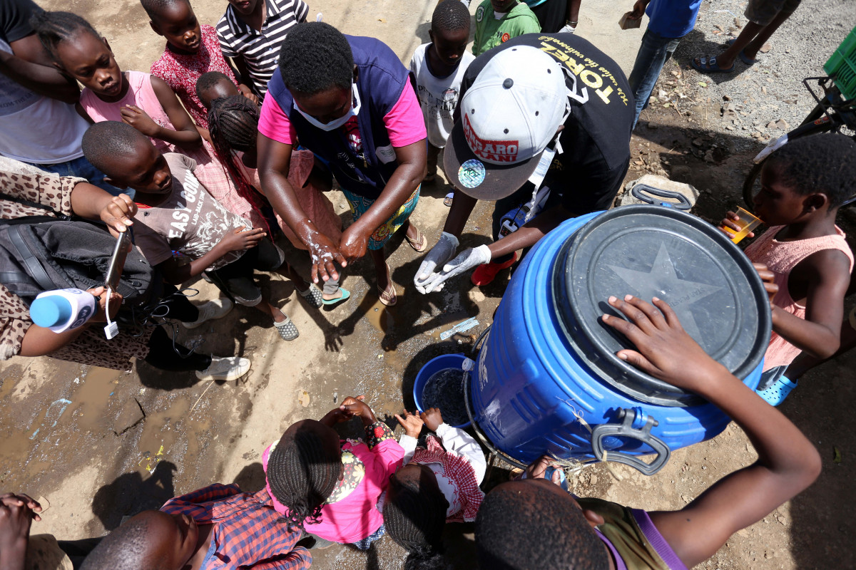 Persones rentant-se les mans en una campanya de conscienciació contra el coronavirus a Kenya