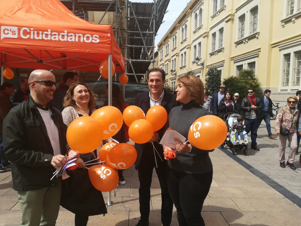 Candidats i afiliats de Ciutadans al costat d'una carpa de el partit a La Rioja.