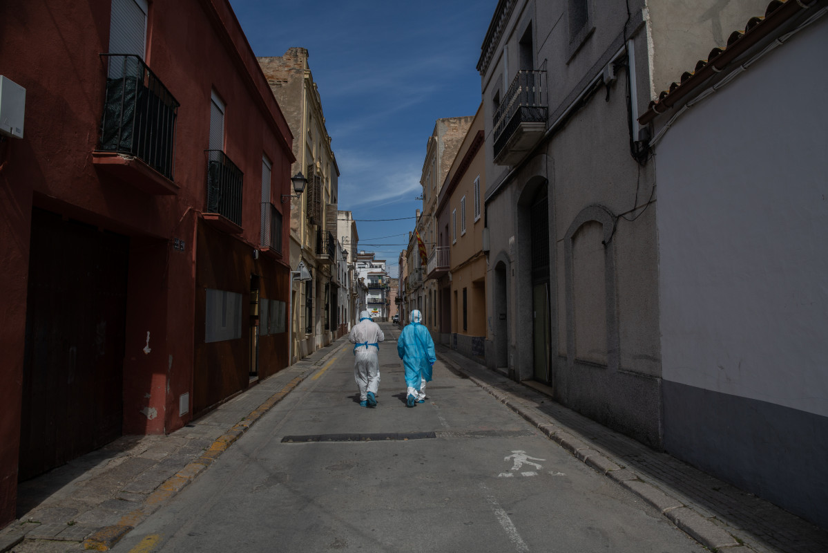 Dos voluntaris de l'ONG Proactiva Open Arms es dirigeixen a casa d'una treballadora sanitària de la Residència Geriàtrica Redós de Sant Pere de Ribes per realitzar-li un test ràpid de Covid-19.