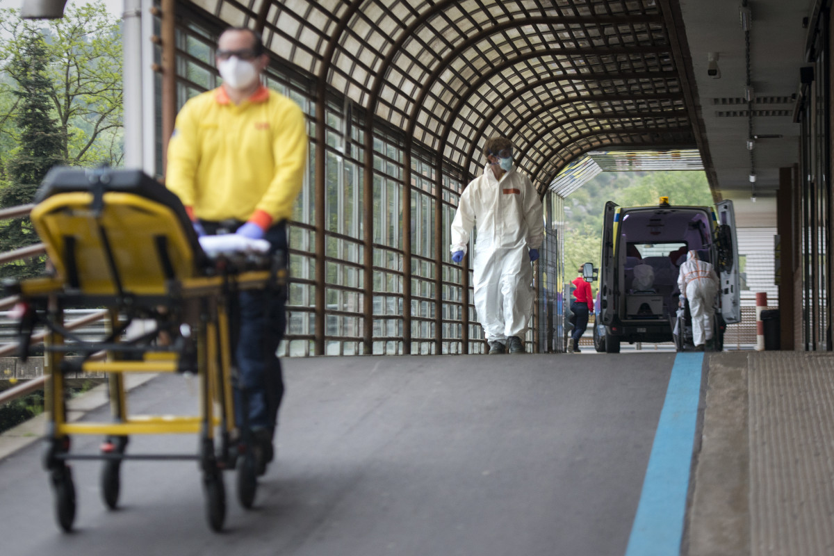 Treballadors sanitaris a l'entrada d'Urgències de l'Hospital Trueta de Girona durant el confinament