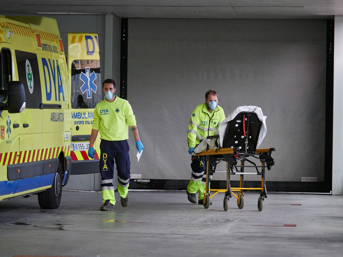 Membres d'una ambulància de l'DYA Navarra procedeix a el trasllat d'un pacient en el Complex Hospitalari de Navarra durant a Pandèmia Covid-19 a l'abril 28, 2020 a Pamplona, Navarra, Espanya