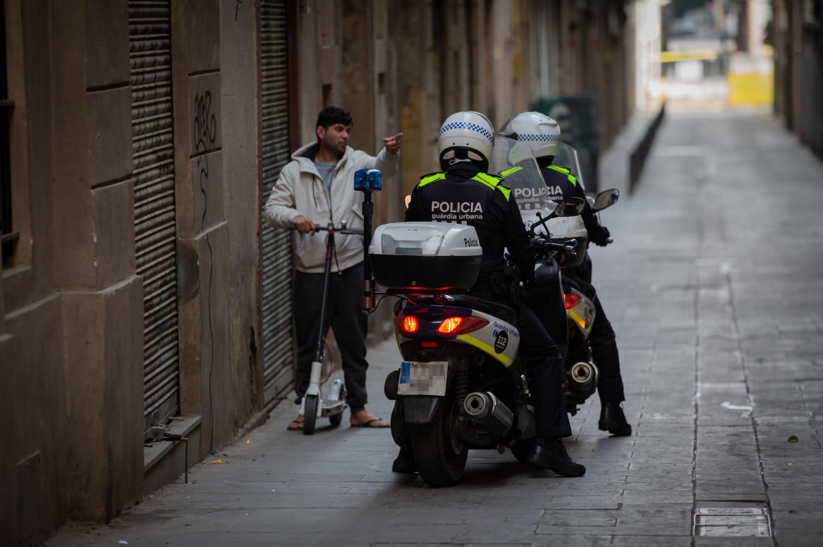 Control de la Guàrdia Urbana de Barcelona durant el primer dia laborable de la segona setmana des que es va decretar l'estat d'alarma al país a conseqüència de l'coronavirus, a Barcelona / Catalunya (Espanya) a 23 de març de 2020.