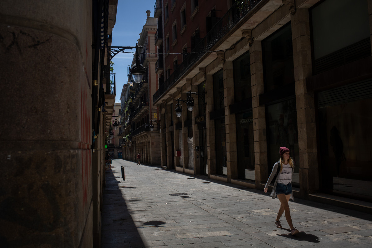 Una dona passeja per un carrer durant el tercer dia de desconfinamiento d'adults i durant la fase 0, a Barcelona / Catalunya (Espanya) a 4 de maig de 2020.