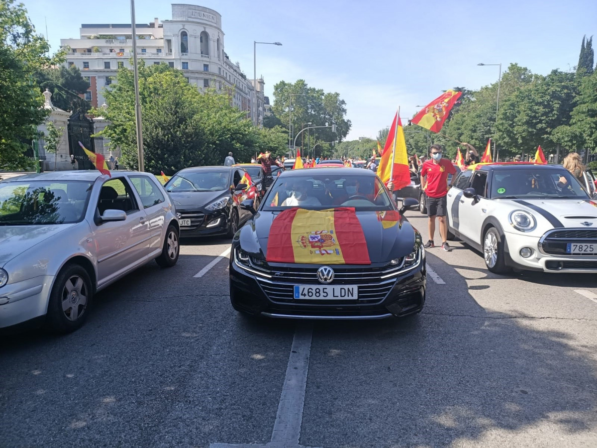 Imatge de l'Passeig de Recoletos, on va donar inici una de les manifestació en cotxes particulars conovcadas per Vox per protestar contra la gestió de Govern en la crisi de l'coronavirus i demanar la seva dimissió, a Madrid (Espanya) a 23 de maig de 2020