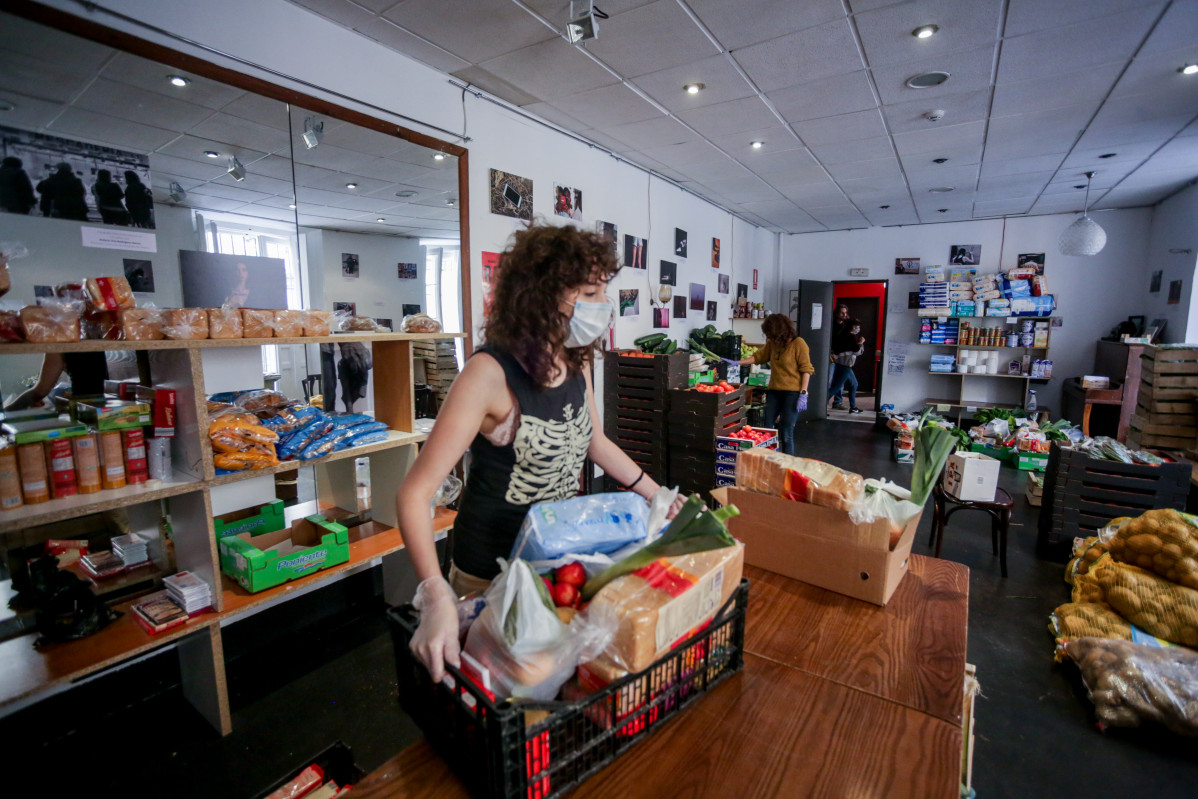 Una voluntària treballa al Teatre de l'Barri, en magatzem de banc d'aliments.