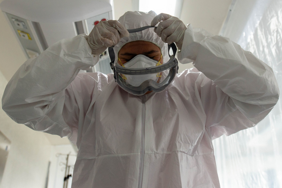 22 May 2020, Mèxic, Toluca: A medic puts on protective glasses at Maternal Perinatal Hospital which contains an intensive care unit for newborns or pregnant women patients who suffer the coronavirus