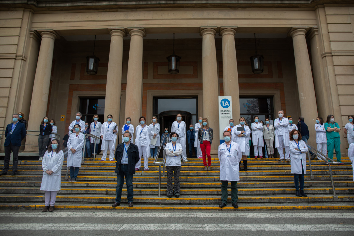 Professionals sanitaris guardin 2 minuts a l'Hospital Vall d'Hebron en record ALS sanitaris morts de Covid-19. L'atur ha Estat convocat paper Consell de Col·legis de Metges de Catalunya I ALTRES Col·legis professionals de l'Àmbit de la salu