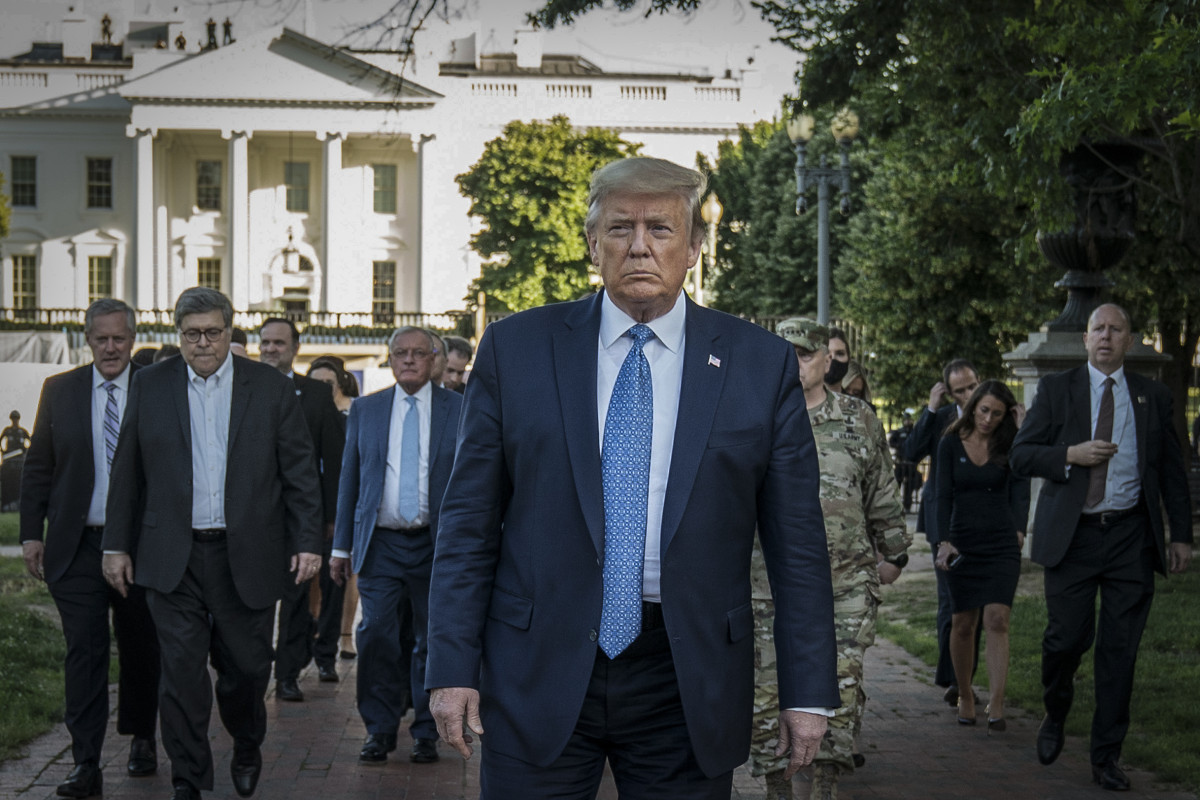 El president dels Estats Units, Donald Trump, és dirigeix cap a l'església de Saint John des de la Casa Blanca.