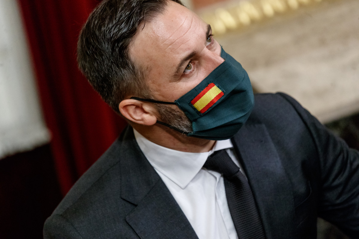 El president de VOX, Santiago Abascal, amb una màscara amb la bandera d'Espanya durant la sessió de Parlament en la qual s'exerceix el control a Govern i es tracta la sisena pròrroga de l'estat d'alarma per la crisi de l'Covid-19. A Madrid, (Españ