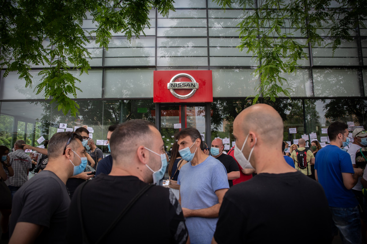 Treballadors de Nissan tallen la Gran Via de L'Hospital (Barcelona), a prop de el concessionari de Nissan Motor Llansà. A Barcelona, Catalunya (España), 29 de maig de 2020.