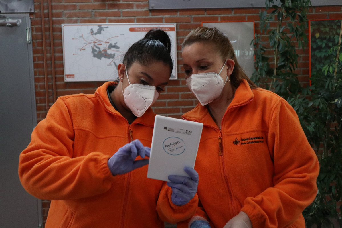 La Fundació Secretariat Gitano i ProFuturo reparteixen 300 tablets a estudiants gitanos per facilitar l'educació des de casa