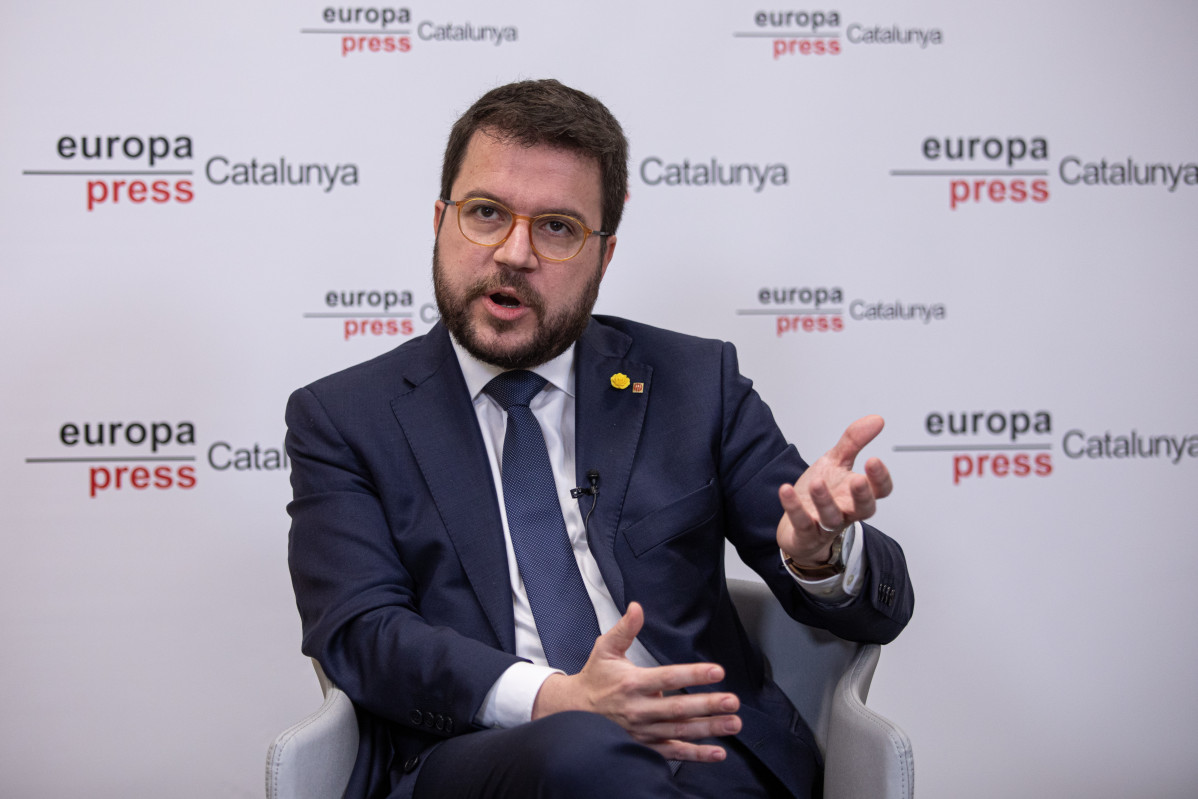 El vicepresident de la Generalitat de Catalunya i conseller d'Economia i Hisenda, Pere Aragonès, conversa amb el delegat d'Europa Press de Catalunya, Jordi Fernández, durant una de les trobades Digitals d'Europa Press.