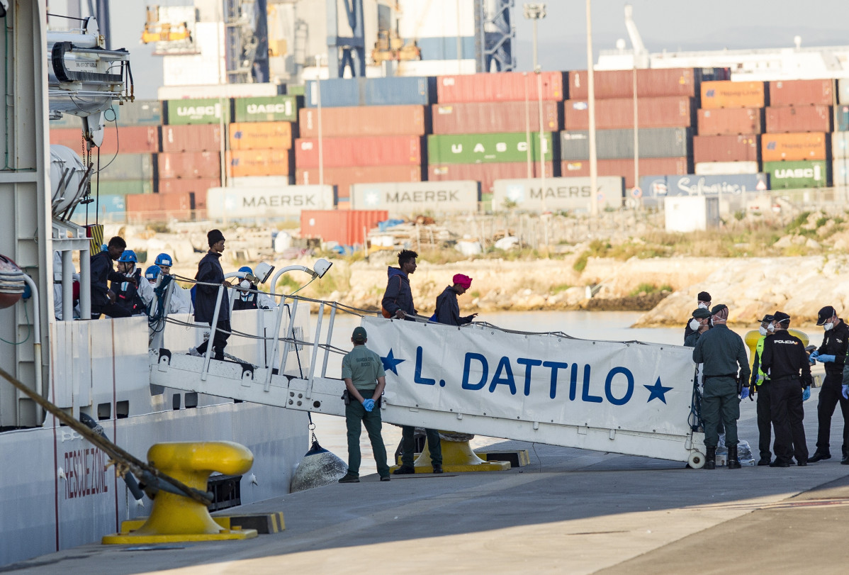 Immigrants desembarcant de l'Dattilo, de la flotilla de l'Aquarius