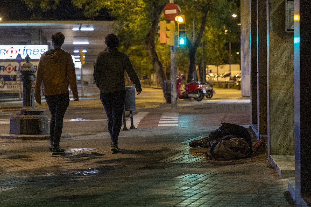 Una persona sense llar dormint al carrer, a prop de l'Estació de Sants de Barcelona, durant la nit de el recompte de persones sense sostre organitzada per la Fundació Arrels el passat 14 de maig de l'any 2020, durant l'epidèmia de l'coronavirus.