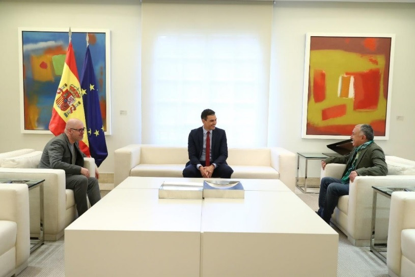 El president de Govern, Pedro Sánchez, amb els secretaris generals de CCOO I UGT, Unai Sordo i Pepe Álvarez