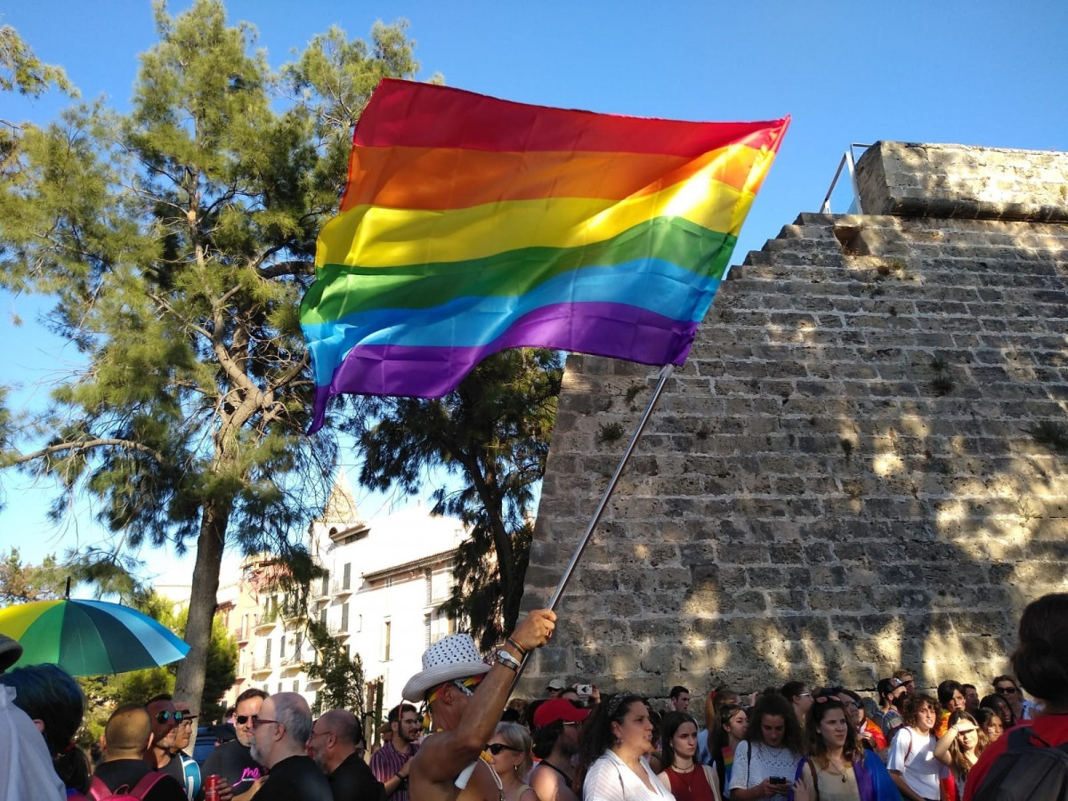 Home amb la bandera LGTBI a la manifestació de l'Orgull a Palma