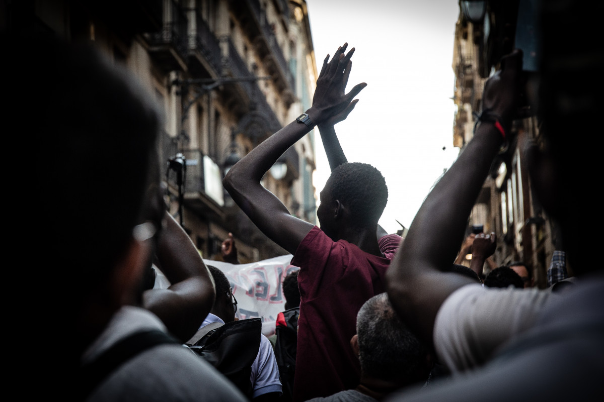 Migrants concentrats a la Barceloneta i la Via Laietana de Barcelona contra el 'racisme institucional' de l'Ajuntament, en una imatge d'arxiu d'agost de l'2019