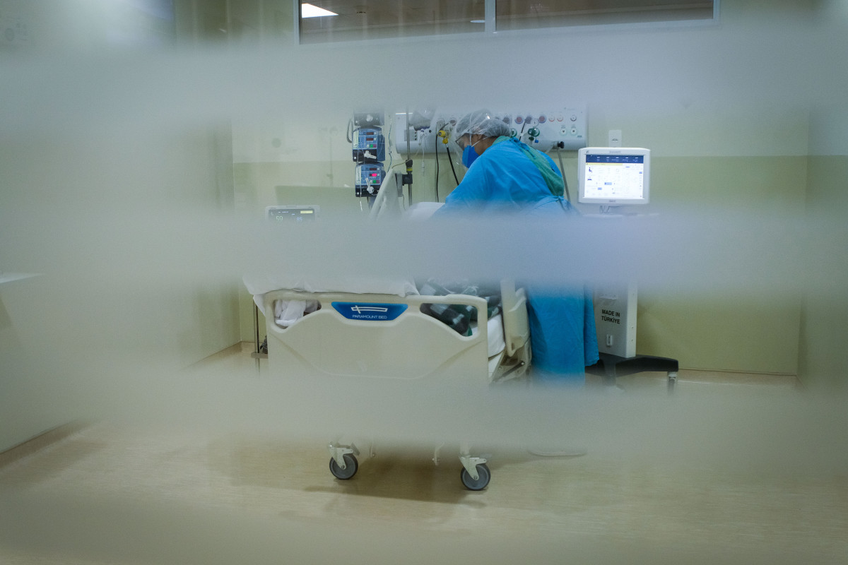 Personal mèdic de l'Hospital de Parelheiros, a Sao Paulo, atén un pacient de COVID-19.