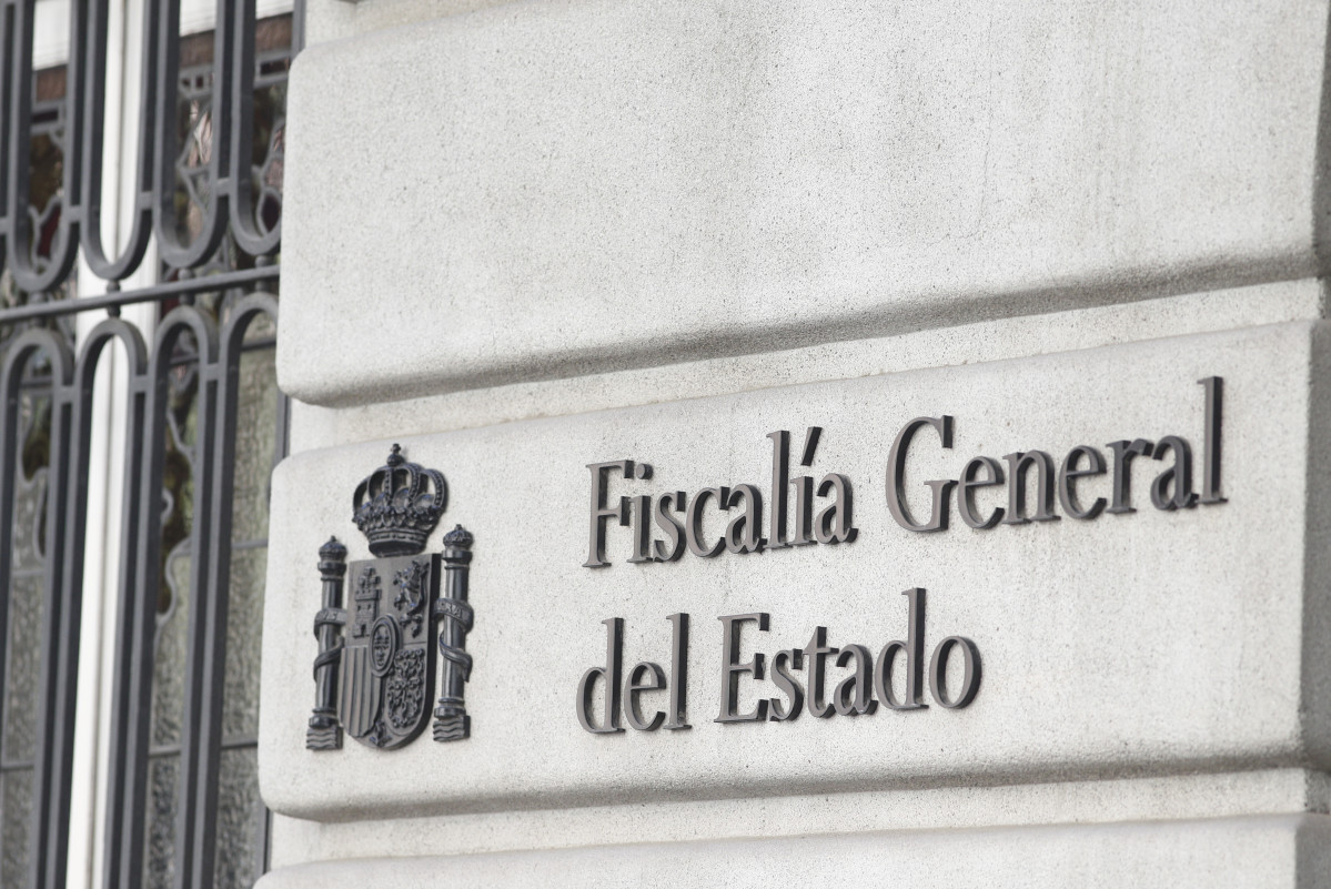 Cartell a la façana de l'edifici de la Fiscalia General de l'Estat.