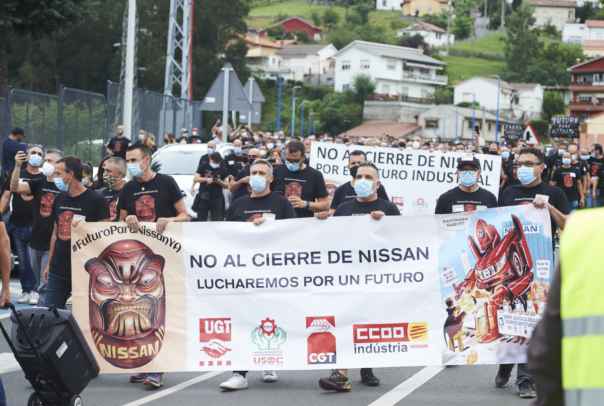 Treballadors de Nissan Barcelona amb pancartes nt la fàbrica de la companyia en Els Corrals de Buelna, Cantàbria (Espanya)