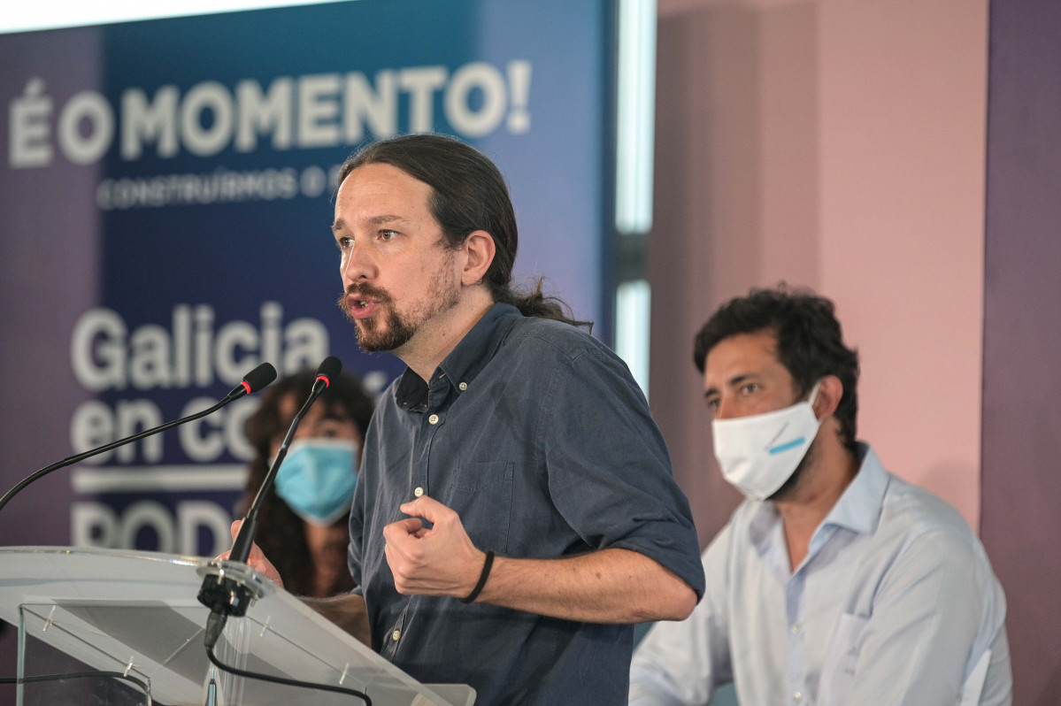 El secretari general de Podem i vicepresident segon de Govern, Pablo Iglesias, durant la seva intervenció al costat de l'secretari general de Podem Galícia i candidat de Galícia en comú-Anova a la presidència de la Xunta de Galícia, Antón Gómez-Regne