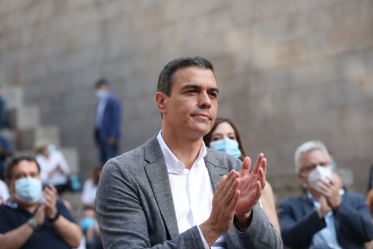 El president de Govern, Pedro Sánchez, aplaudeix en un acte a la Plaça dels Furs de Vitòria, per donar suport a la candidata a lehendakari d'el PSE-EE, Idoia Mendia, a Vitòria-Gasteiz, Àlaba, País Basc (Espanya), a 9 juliol 2020.