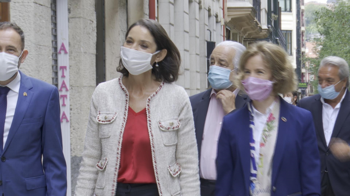 La ministra d'Indústria, Comerç i Turisme, Reyes Maroto, en la seva visita a Bilbao.