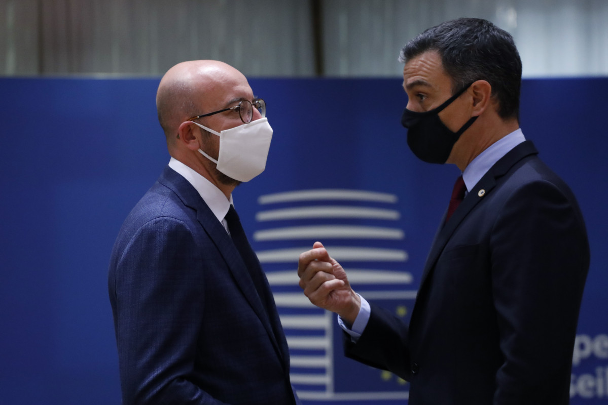 El president de el Consell Europeu, Charles Michel, parla amb el cap de l'executiu espanyol, Pedro Sanchez. Brussel·les (Bèlgica), 20 de juliol de l'any 2020.