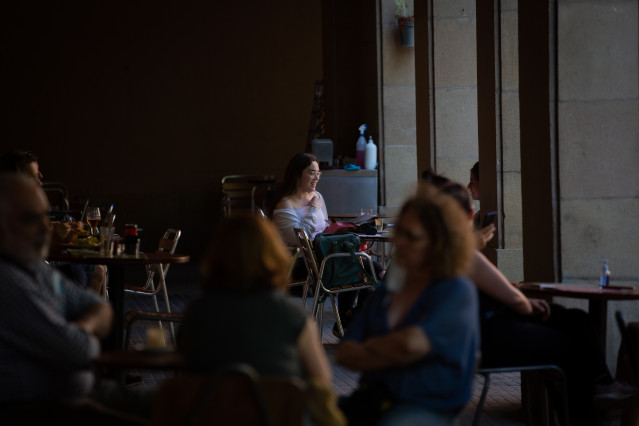 Varias personas disfrutan en la terraza de un bar durante el segundo día de la reapertura al público de las terrazas al aire libre de los establecimientos de hostelería y restauración en Barcelona, Catalunya (España) a 26 de mayo de 2020.