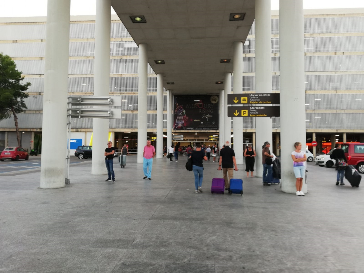 Turistes a la terminal d'arribades a l'aeroport de Palma.