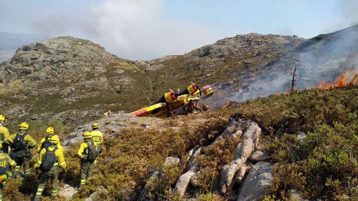 AM.- A el menys dos ferits en l'hidroavió accidentat quan treballava en l'incendi de Lobios (Orense)