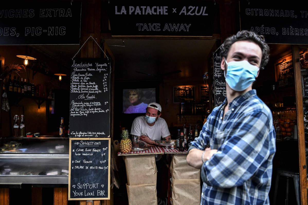 Treballadors d'un bar amb mascaretes a França.