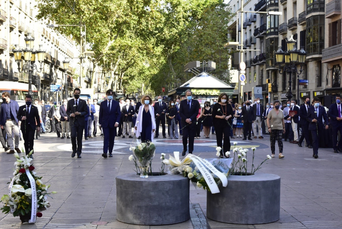 El president de la Generalitat, Quim Torra; l'alcaldessa de Barcelona, Ada Colau; el ministre de Sanitat, Salvador Illa, i la presidenta de Congrés, Meritxell Batet, han guardat aquest dilluns un minut de silenci en homenatge a les víctimes de l'17A