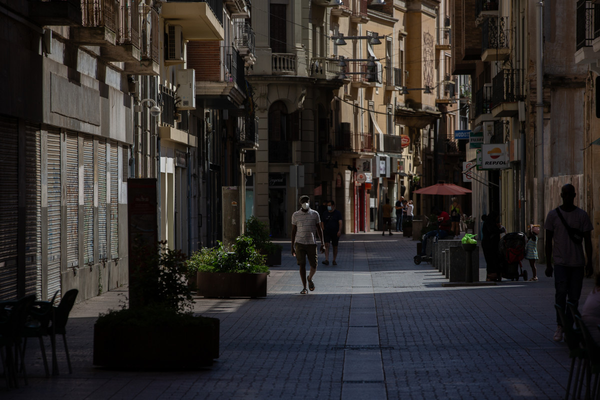 Diverses persones caminin per 1 carrer de l'centri de Lleida (Arxiu)