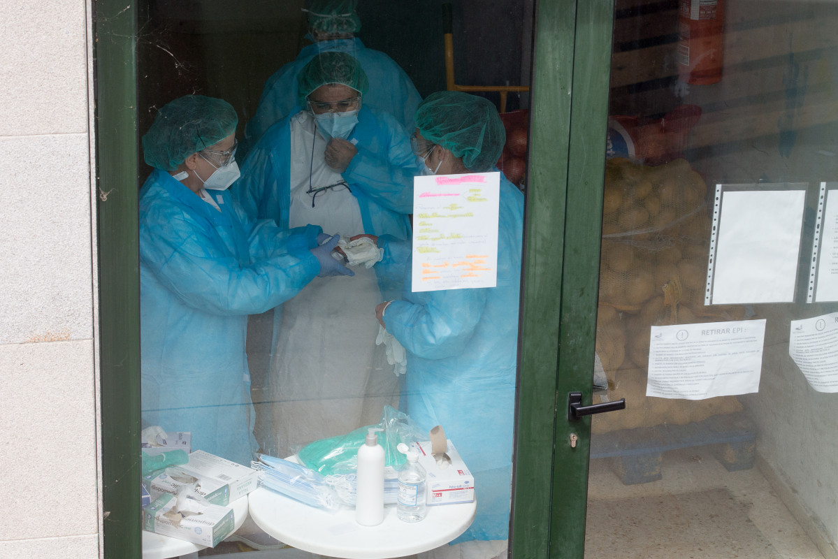 Tres dones a la porta de la residència d'avis d'O Incio, a Lugo (Espanya), on s'ha detectat un brot de coronavirus, el 20 d'agost de 2020.