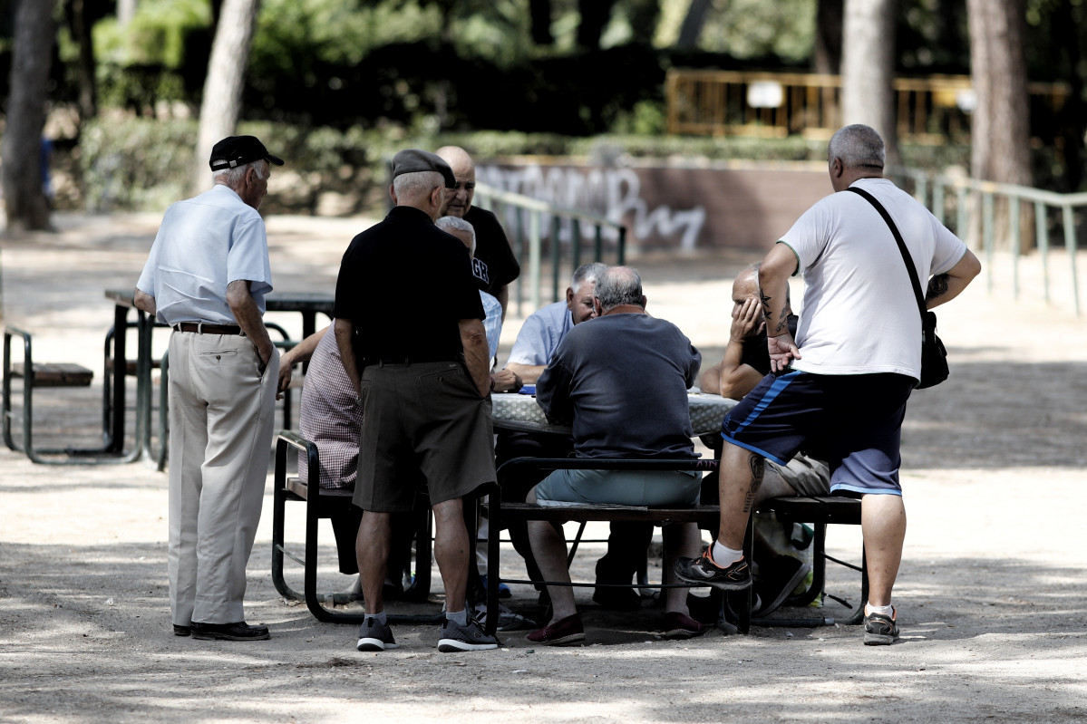 Diversos pensionistes juguen a l'dominar en un parc de Madrid.